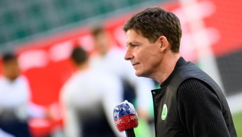 Der Wolfsburgs Trainer Oliver Glasner gibt ein Interview.