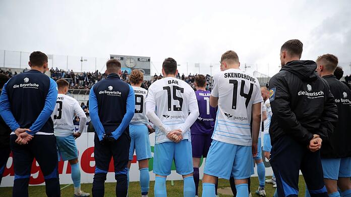 Strafestehen in der Kurve: Die Löwen um Marcel Bär (M.) nach der 1:4-Blamage im Grünwalder gegen Borussia Dortmund II.