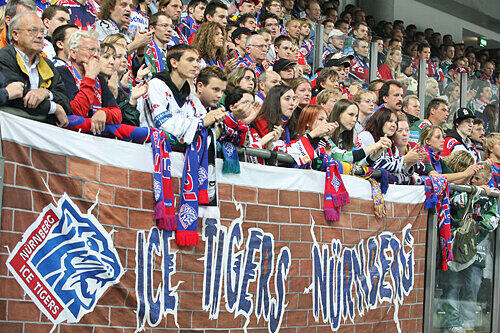 Daumendrücken für die Ice Tigers: Bei den Heimspielen der Noris-Cracks stehen die jungen Fans in der ersten Reihe.