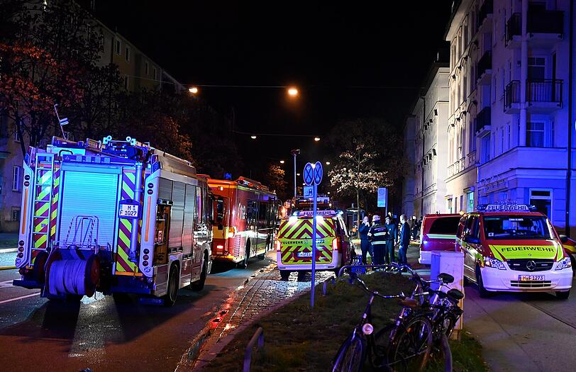 In der Spitze befanden sich Berufsfeuerwehr und Freiwillige Feuerwehr mit Führungs-, Lösch und Sonderfahrzeugen mit 80 Personen an der Einsatzstelle.