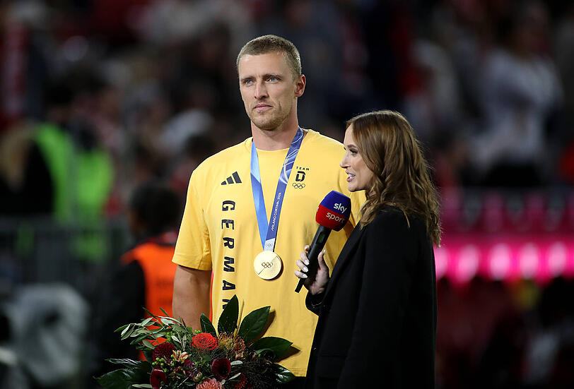 Bob-Anschieber Thorsten Margis wurde gemeinsam mit anderen Olympiamedaillengewinnern von 2026 vor dem Spiel in der Allianz Arena geehrt. Bob-Anschieber Thorsten Margis wurde gemeinsam mit anderen Olympiamedaillengewinnern von 2026 vor dem Spiel in der Allianz Arena geehrt.