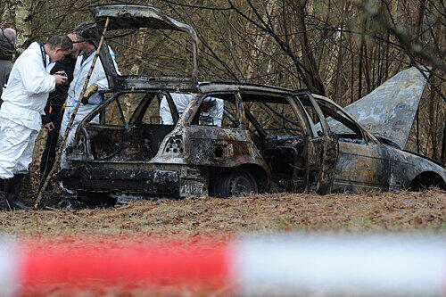Gruseliger Fund: Im Kofferraum dieses ausgebrannten BMW fand die Polizei die Leiche eines 21-jährigen Mannes.