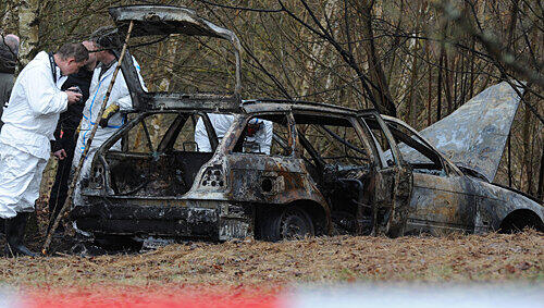 Gruseliger Fund: Im Kofferraum dieses ausgebrannten BMW fand die Polizei die Leiche eines 21-jährigen Mannes.