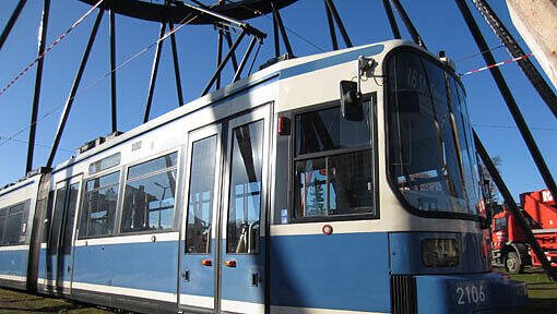 Übungsfahrt: eine Trambahn unter der Mae West. Übungsfahrt: eine Trambahn unter der Mae West.