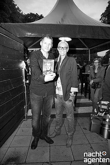 Sex, Drogen, Prügel: Am Mittwochabend hat Ex-Türsteher Klaus Gunschmann im P1 sein Buch über ebendieses präsentiert. "Du kommst hier nicht rein! Der Mann an der härtesten Tür Deutschlands packt aus" heißt das Werk über seine Erfahrungen im P1, vor allem natürlich mit Promis. Die erschienen zur Präsentation dann auch zahlreich. Mehr Bilder gibt's auf www.nachtagenten.de.