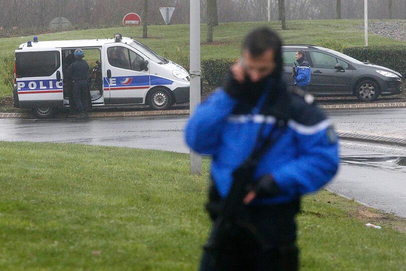 Frankreich jagt die Paris-Attentäter: Cherif (32) und Said Kouachi (34) haben sich mit einer Geisel in einem Industriegebäude verschanzt. Die Bilder vom Einsatz.