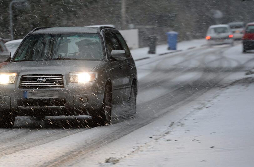 Ein Autofahrer verlor bei Glätte die Kontrolle über sein Fahrzeug und kollidierte mit dem Gegenverkehr. (Symbolbild)