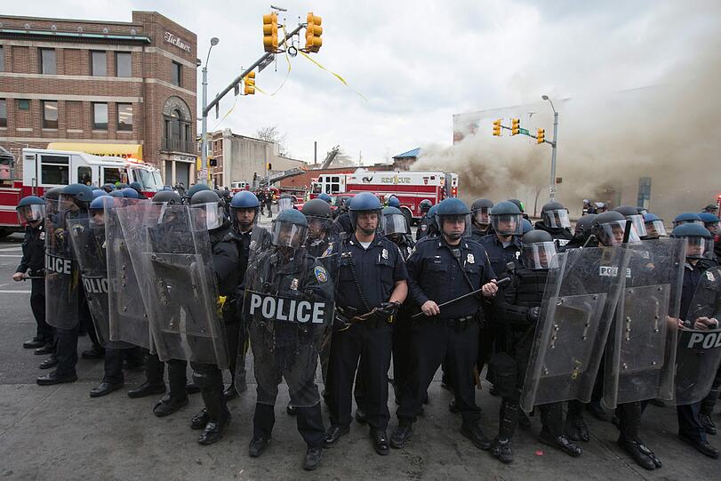In Baltimore entlädt sich nach der Beerdigung Freddie Grays eine Welle der Gewalt. Die Bilder.