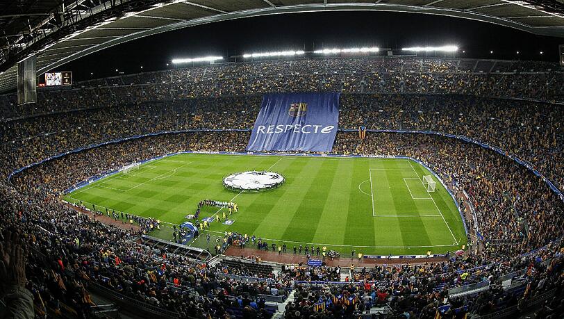 Platz 3 - Camp Nou in Barcelona: Das Stadion ist mit bisher 99.354 Plätzen das größte Fußballstadion Europas. Im Mai 2017 soll der Ausbau beginnen. Spätestens ab der Saison 2021/2022 sollen dann 105.000 Zuschauer Platz haben. Platz 3 - Camp Nou in Barcelona: Das Stadion ist mit bisher 99.354 Plätzen das größte Fußballstadion Europas. Im Mai 2017 soll der Ausbau beginnen. Spätestens ab der Saison 2021/2022 sollen dann 105.000 Zuschauer Platz haben.
