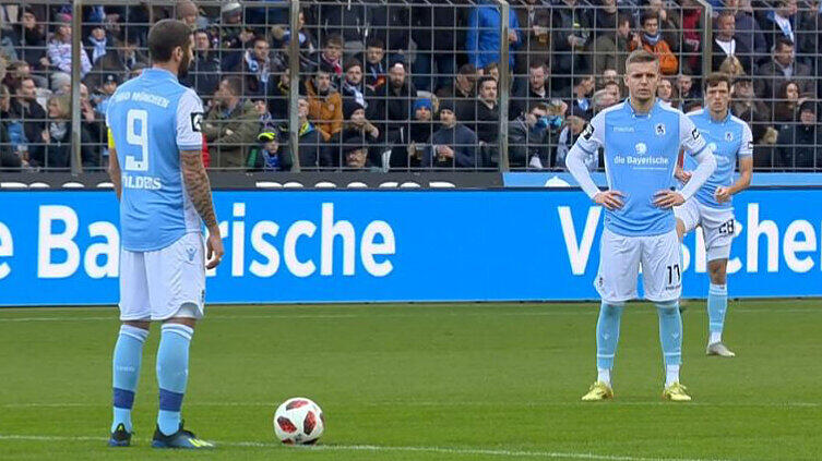 Nichts geht: Sascha Mölders (li.) beim vermeintlichen Anpfiff gegen den FSV Zwickau.