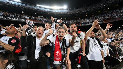 Alle in weiß: Das Camp Nou war gegen die Eintracht ganz in Frankfurter Hand.