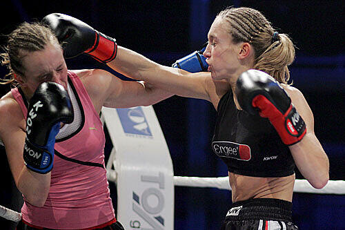 Die Kickboxweltmeisterin: Christine Theiss (r.), hier gegen Grete Hale.