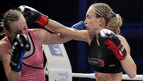 Die Kickboxweltmeisterin: Christine Theiss (r.), hier gegen Grete Hale. Die Kickboxweltmeisterin: Christine Theiss (r.), hier gegen Grete Hale.