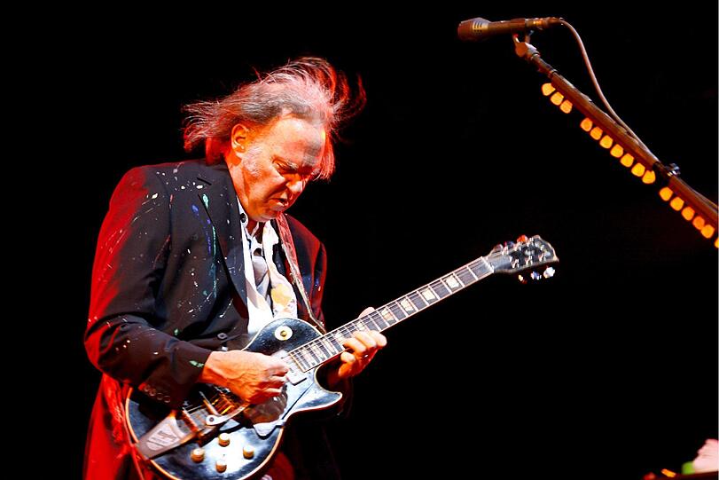 Grimmige Attacke der E-Gitarre: Woodstock-Veteran und Grunge-Pate Neil Young präsentiert die &bdquo;Electric Rock Show&ldquo; zur Zeit als Musik-Hurrikan. Am 23. August spielt er auf dem Coburger Schlossplatz.
