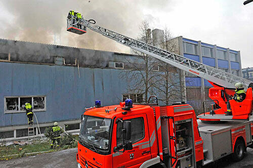 Das Feuer breitete sich rasend schnell aus: Rund 50 Feuerwehrleute waren im Einsatz