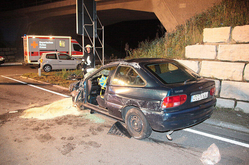 Einen Mann zieht es mit seinem Wagen bei Burghausen aus einem Kreisverkehr in den Schotter. Der Fahrer war zu rasant in die Kurve eingefahren. Die Bilder.