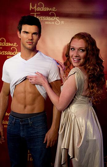 Dschungelstar Georgina und der schöne Werwolf. Leider nur aus Wachs. Das Starlet hat die Figur von Taylor Lautner in Madame Tussauds Wachsfigurenkabinett eingeweiht und gleichmal Hand angelegt. Die Bilder...