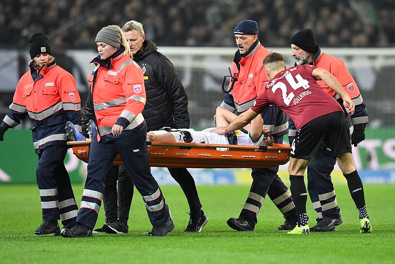Matthias Ginter war nach 36 Minuten mit Noah Joel Sarenren Bazee zusammengestoßen und wurde anschließend ins Krankenhaus gebracht.