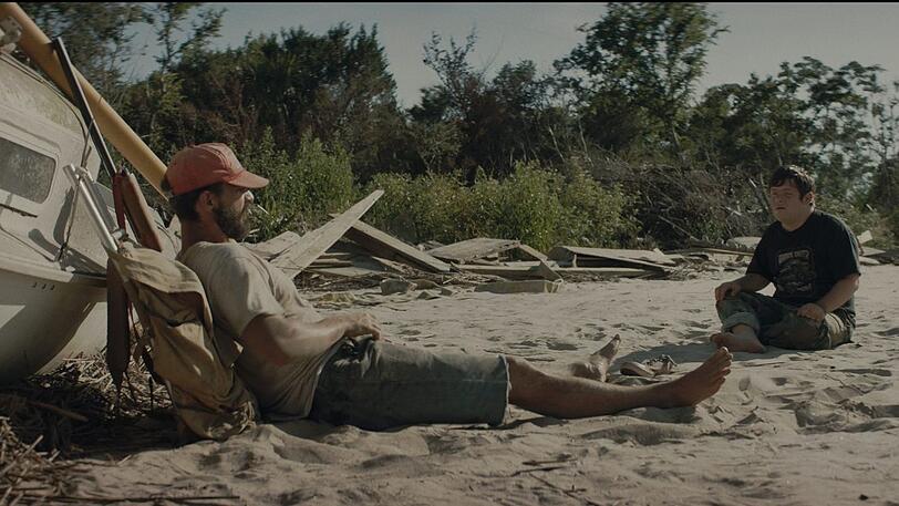 Beide müssen aus verschiedenen Gründen verschwinden. Ok, dann notfalls eben zusammen: Tyler (Shia LaBeouf) und Zak (Zack Gottsagen).