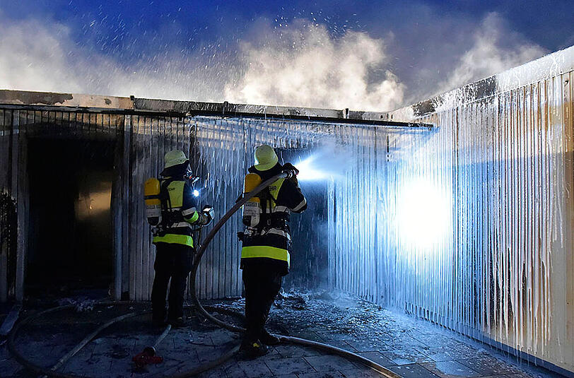 In einem Ankunftszentrum im Euroindustriepark hat ein defekter Heizlüfter einen Großbrand ausgelöst. Über dem Gelände stiegen schwarze Rauchwolken auf.