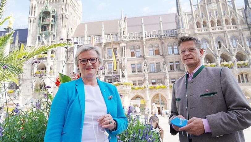 Angela Inselkammer und Jürgen Lochbihler ermuntern dazu, sich wieder in einer Wirtschaft oder in einem Restaurant mit Getränken und Speisen verwöhnen zu lassen.
