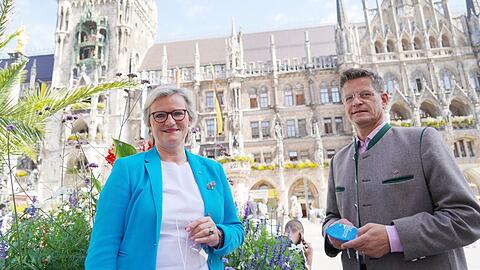 Angela Inselkammer und Jürgen Lochbihler ermuntern dazu, sich wieder in einer Wirtschaft oder in einem Restaurant mit Getränken und Speisen verwöhnen zu lassen.