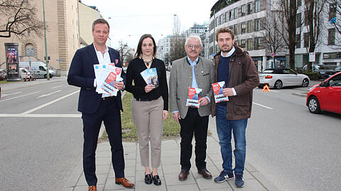 Wollen breitere Radwege verhindern (v.l.): Michael Haberland, Veronika Mirlach, Otto Seidl und Matthias Stadler.