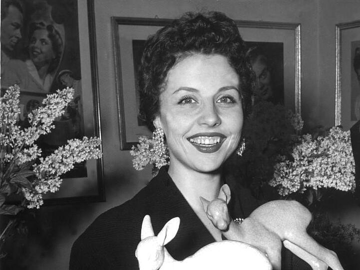 ARCHIV - Schauspielerin Sonja Ziemann mit den Bambis der Berolina-Film GmbH von 1951, 1952 und 1953. Foto: picture alliance / dpa/Archivbild
