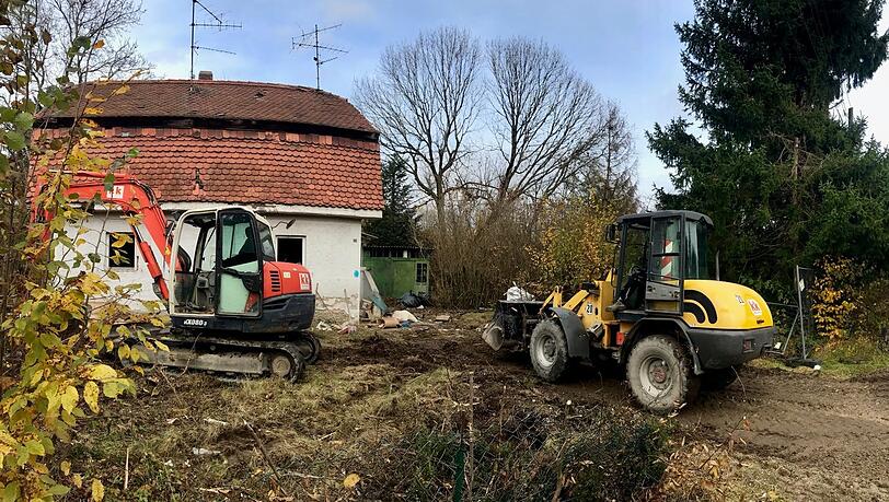 Aus für Fledermaus-Quartiere: Seit Dienstag reißen Arbeiter im Dachstuhl dieses Häusls in der Eggartenstraße 4 herum. Aus für Fledermaus-Quartiere: Seit Dienstag reißen Arbeiter im Dachstuhl dieses Häusls in der Eggartenstraße 4 herum.