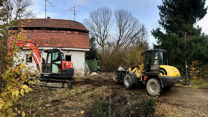 Aus für Fledermaus-Quartiere: Seit Dienstag reißen Arbeiter im Dachstuhl dieses Häusls in der Eggartenstraße 4 herum.
