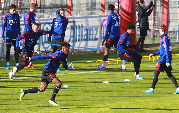 Intensives Training am Donnerstag: Die Bayern-Stars (v.l.) Musiala, Stanisic, Vidovic, Sabitzer, Coman und Nianzou.