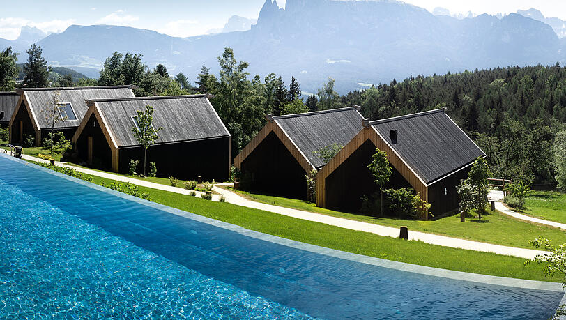 Infinity Pool mit Aussicht auf die Dolomitengipfel. Infinity Pool mit Aussicht auf die Dolomitengipfel.