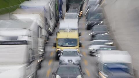 Fahrzeuge stauen sich auf einer Autobahn.