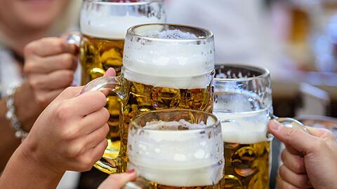 Die Bierpreise auf dem Oktoberfest 2024 werden wieder teurer. (Archivbild)