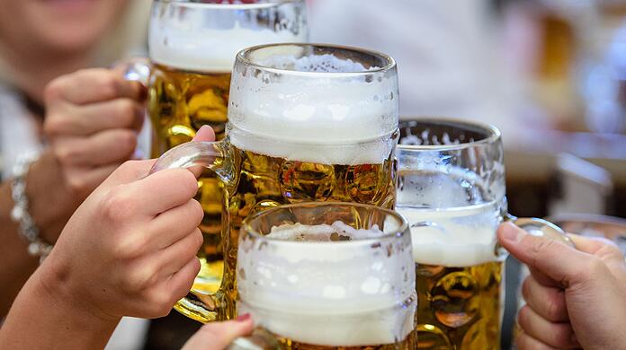 Die Bierpreise auf dem Oktoberfest 2024 werden wieder teurer. (Archivbild)