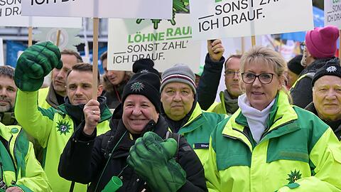 Besch&auml;ftigte verdeutlichen am Verhandlungsort ihre Forderungen.
