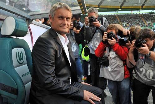 Im Mittelpunkt des Interesses: Wolfsburgs Trainer Armin Veh, Nachfolger von Meistermacher Felix Magath.