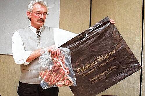 In einem Wäldchen bei Schweinau lag am 30. März 1998 die Leiche eines Mädchens, das in diese braune Plastiktüte gesteckt wurde.
