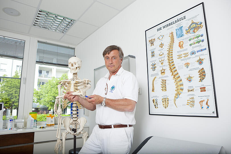 So sieht das aus mit diesem Tennisarm: Dr. Werner Zirngibl erklärt&rsquo;s am knochigen Probanden.