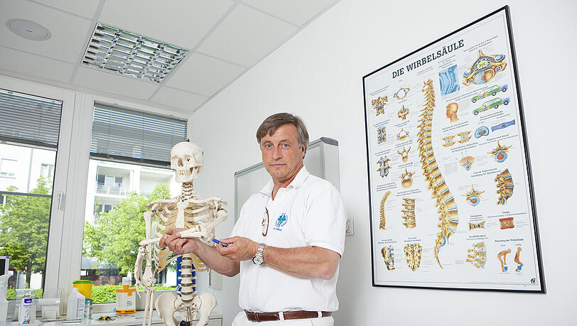 So sieht das aus mit diesem Tennisarm: Dr. Werner Zirngibl erklärt’s am knochigen Probanden. So sieht das aus mit diesem Tennisarm: Dr. Werner Zirngibl erklärt’s am knochigen Probanden.