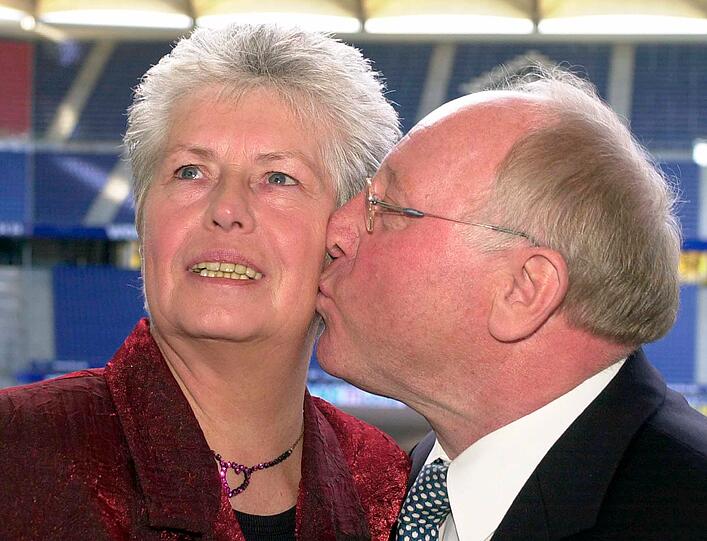Seeler und seine Ehefrau Inge (hier im Jahr 2001). Über die Rollenverteilung in seiner Ehe sagte Seeler einst: &bdquo;Ich entscheide die großen Dinge und meine Frau die kleinen. Welche Dinge groß und welche klein sind, entscheidet meine Frau.&ldquo;