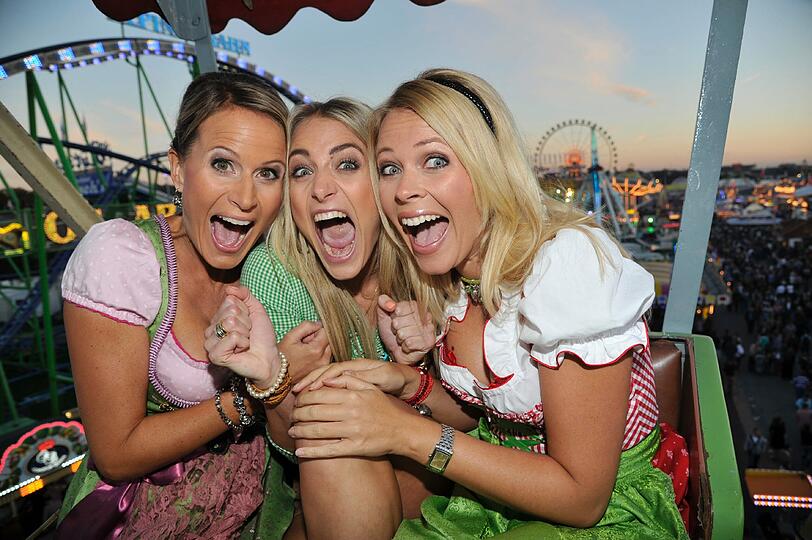 Rumblödln erlaubt: Die Sky Sport-Moderatorinnen Claudia von Brauchitsch, Anna Kraft und Sarah Valentina Winkhaus haben Spaß auf der Sky-Wiesn.