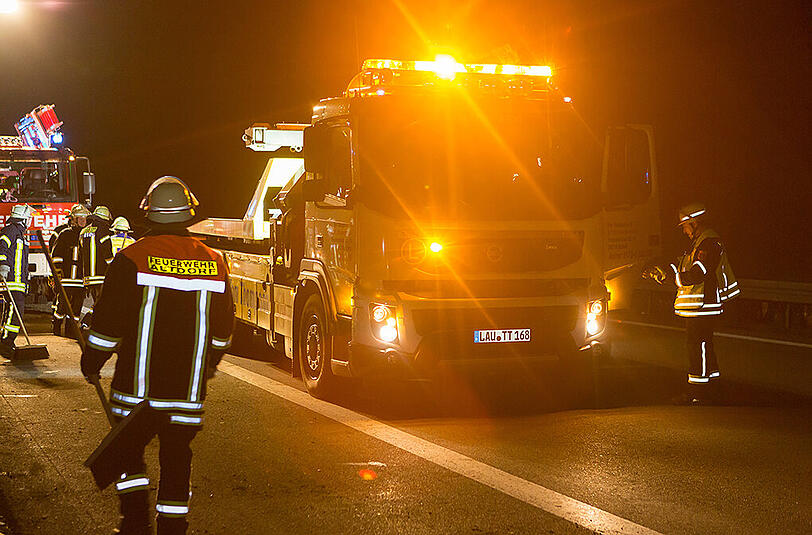 Bilder vom Unfallort in Altdorf: Auf der A3 kollidierte ein Wagen mit einem Wohnmobil, welches vollkommen zerfetzt wurde.