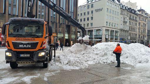 Die Schneeberge in der Fußgängerzone werden abtransportiert.
