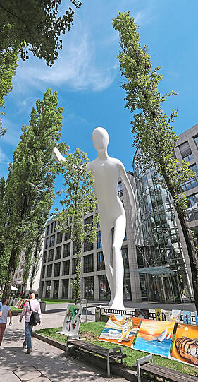 Ein kläglicher Rest an kleiner Straßenkunst vor der großen Straßenkunst, dem "Walking Man".