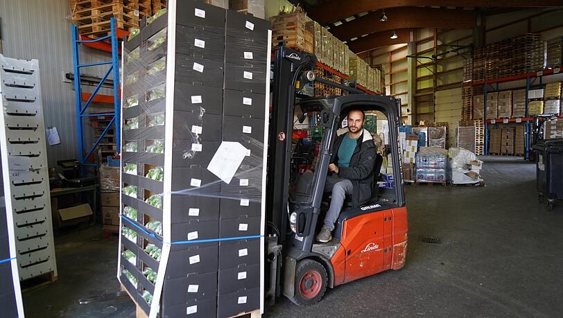 Im Familienbetrieb packt der Chef noch selbst mit an. Im Familienbetrieb packt der Chef noch selbst mit an.