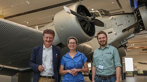 Wolfgang Heckl, Dagmar Klauer und Andreas Hempfer vom Museum in der neuen Luftfahrt-Ausstellung vor der "Tante Ju".