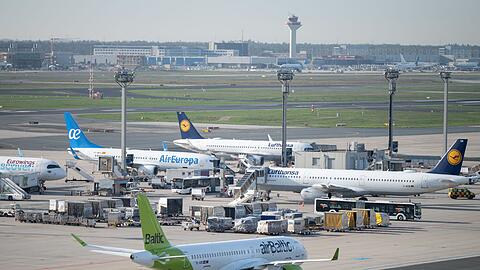 Jets von Lufthansa und AirBaltic auf dem Flughafen Frankfurt.