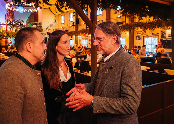 Auf einen Plausch mit Alexander Egger (l.) und Kathrin Wickenhäuser-Egger in den Münchner Stubn kommt Rupprecht immer wieder gern.