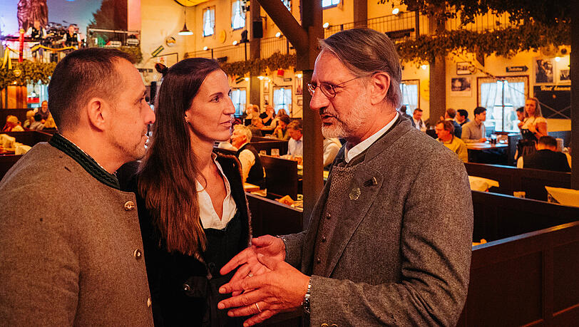 Auf einen Plausch mit Alexander Egger (l.) und Kathrin Wickenhäuser-Egger in den Münchner Stubn kommt Rupprecht immer wieder gern. Auf einen Plausch mit Alexander Egger (l.) und Kathrin Wickenhäuser-Egger in den Münchner Stubn kommt Rupprecht immer wieder gern.
